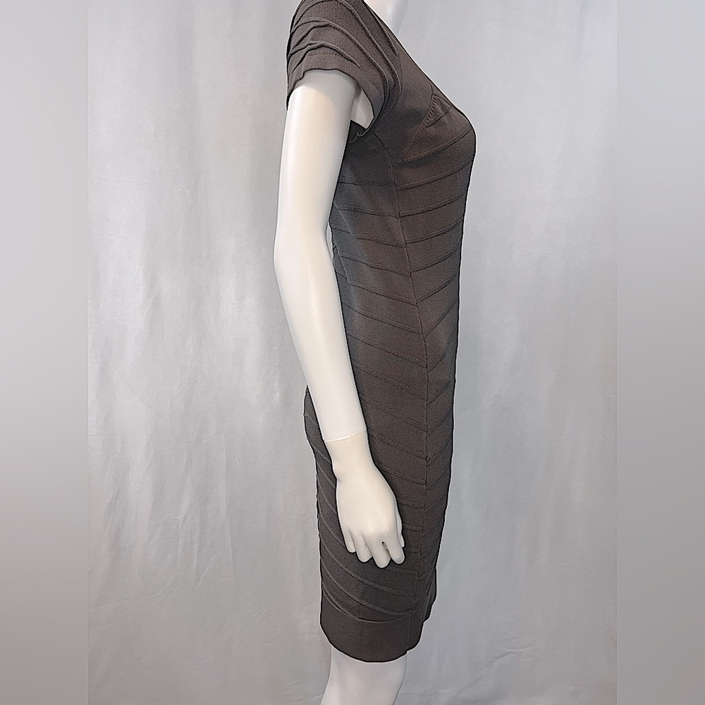 French Connection.EUC.Gorgeous Ribbed form fitting โDAYโ mini dress.Vneck.Grey.8 - Picture 4 of 11